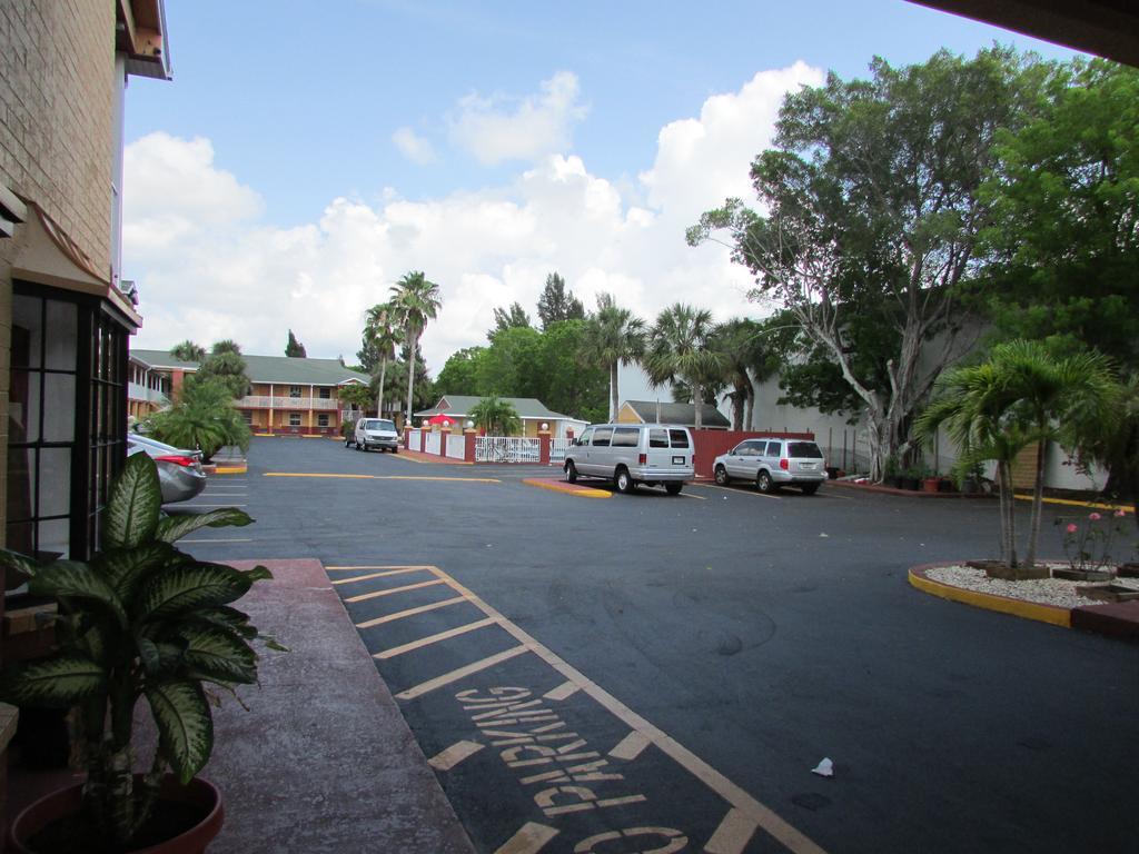 Howard Johnson By Wyndham Ft. Myers Fl Fort Myers Extérieur photo
