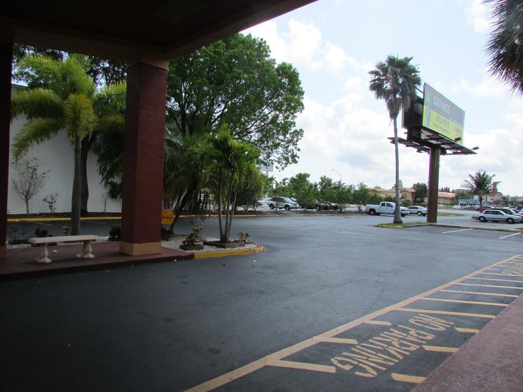 Howard Johnson By Wyndham Ft. Myers Fl Fort Myers Extérieur photo